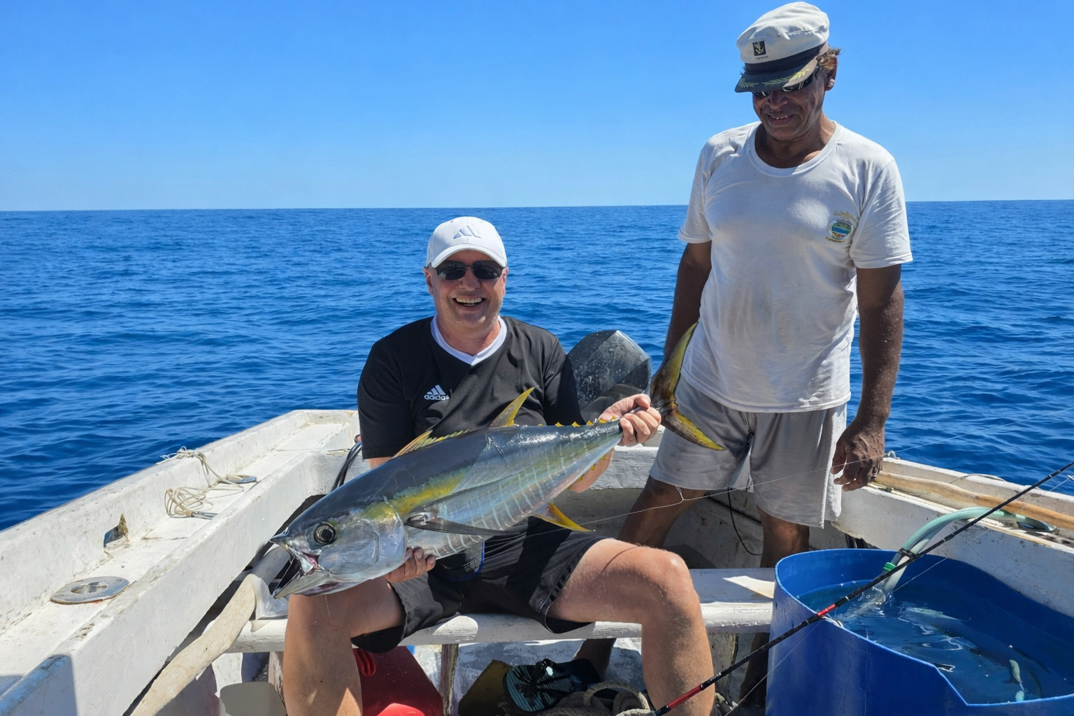 Glückliche Gäste mit großem Fang